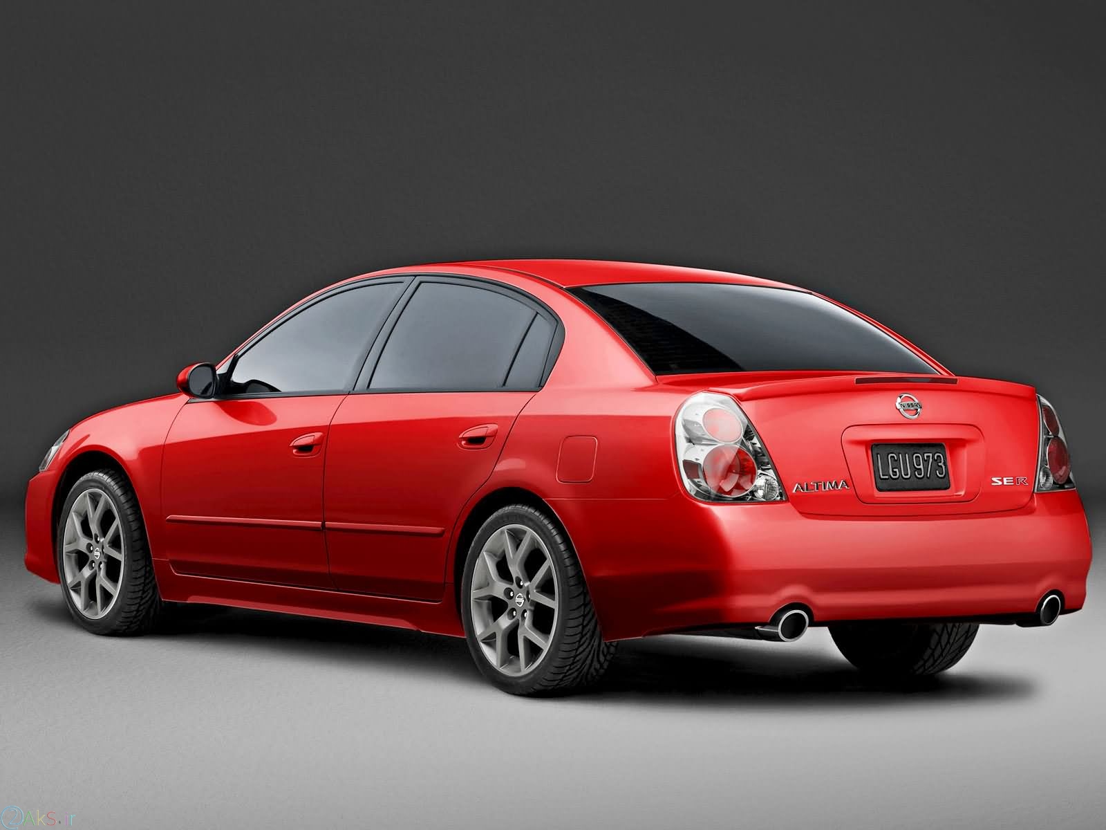 Nissan Altima قرمز